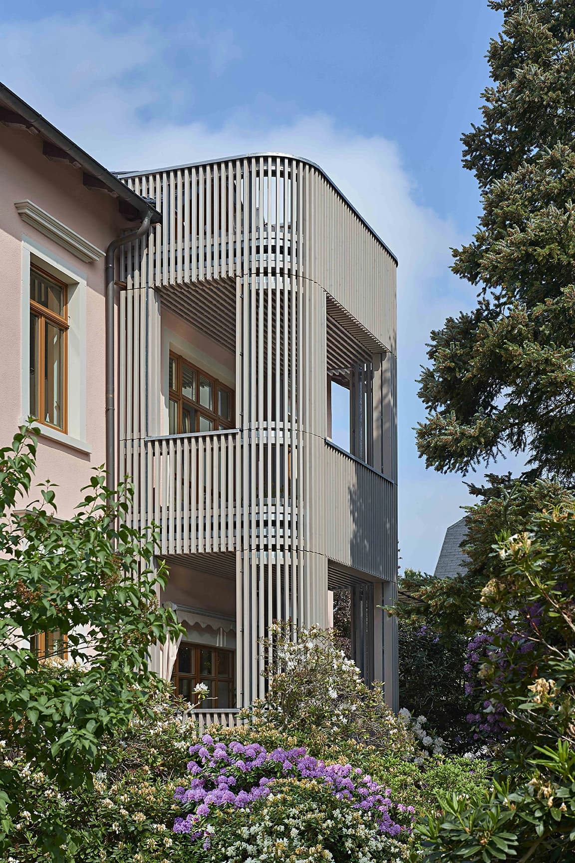 Balkon umgeben von denkmalgeschützten Rhododendren