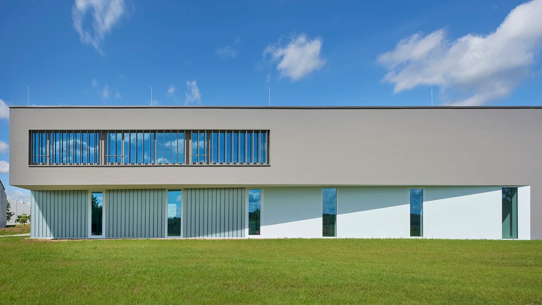 Markenstärkendes Firmengebäude von Schulze Werkzeugbau