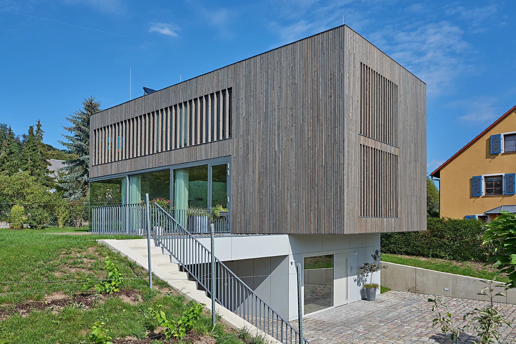 Rendering eines stilvollen Schlafzimmers in einem Tiny House mit moderner Inneneinrichtung.
