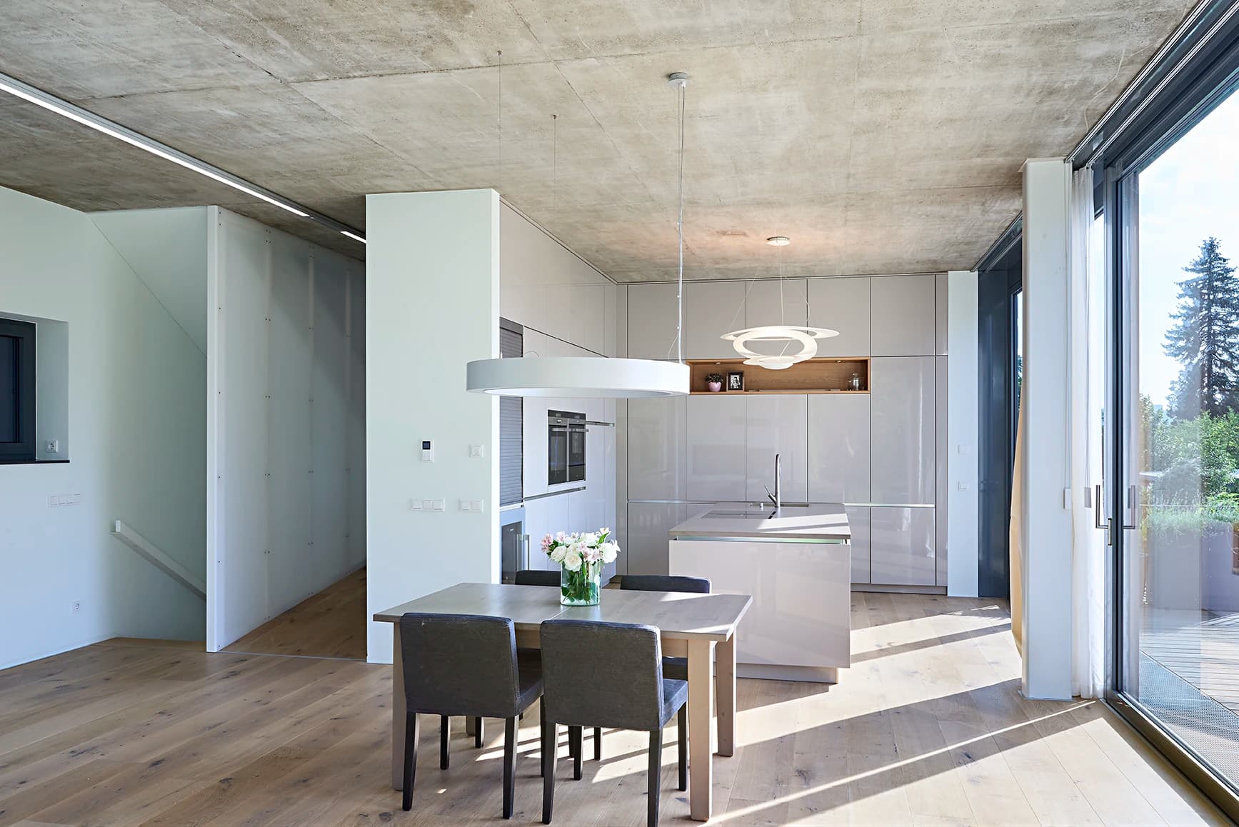Luxuriöse Küche und Wohnraum